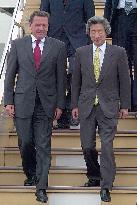 (2) Koizumi, Schroeder arrive in Tokyo after G-8 summit